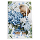 テディベアがアジサイの花を持つ ミディアムペーパーバッグ (正面)