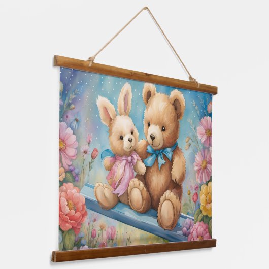 テディベアとバニーが庭に座る 吊り下げ型タペストリー (傾斜あり)