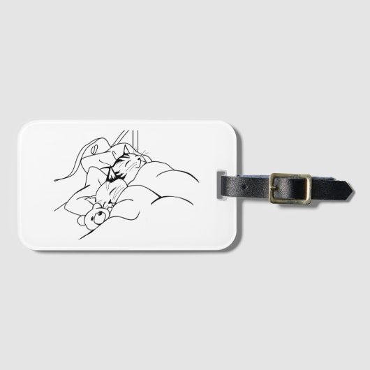 テディベアとベッドで寝るかわいい幸せな猫たち ラゲッジタグ (正面横)