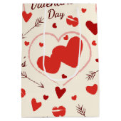 テディベアはハート・メディア・抱き枕を保持 ミディアムペーパーバッグ (裏面)