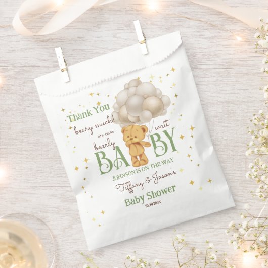 テディベアは緑の茶色の赤ちゃんシャワーを心待ちにする フェイバーバッグ (クリップ留めされた状態)