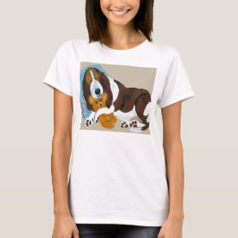 テディベアを抱いて眠るバセットハウンド Tシャツ