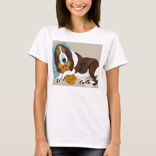 テディベアを抱いて眠るバセットハウンド Tシャツ (正面)
