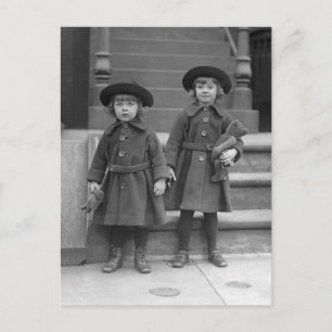 テディベアを持つ小さな女の子たち 1921年 ポストカード