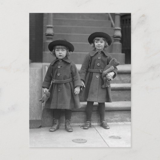 テディベアを持つ小さな女の子たち 1921年 ポストカード (正面)
