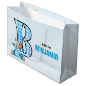 テディベアを持つ少年のための大きなブルーレターB ラージペーパーバッグ (正面アングル)