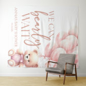 テディベアーピンク我々は赤ちゃんシャワーを待つことができる タペストリー (インサイチュ(横))