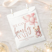 テディベアーピンク我々は赤ちゃんシャワーを待つことができる フェイバーバッグ (クリップ留めされた状態)