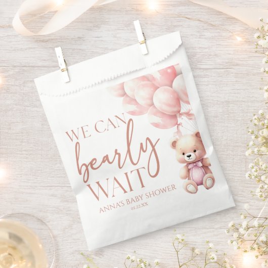 テディベアーピンク我々は赤ちゃんシャワーを待つことができる フェイバーバッグ (クリップ留めされた状態)