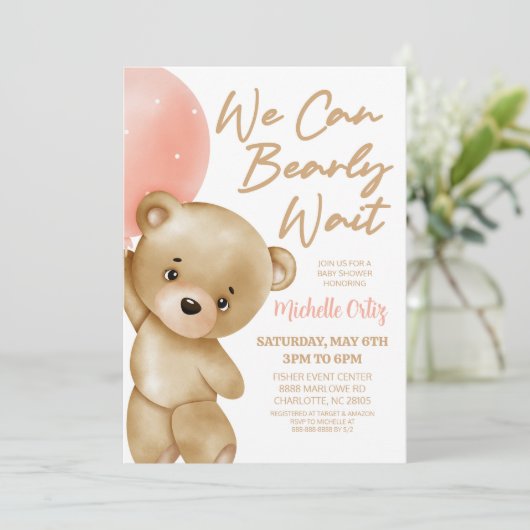 テディベアーピンク我々は赤ちゃんシャワーを待つことができる 招待状 (スタンド正面)