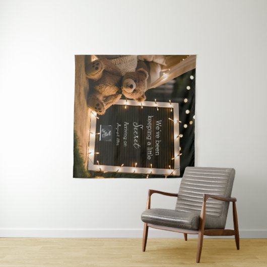 テディベア妊娠の発表と居心地の良い夜 タペストリー (インサイチュ(横))