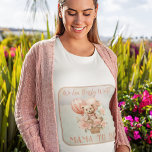 テディベア心待ち赤ちゃんシャワーママになる Tシャツ<br><div class="desc">ピンクの花で飾られたピンクと軽いティール（緑がかった色）の風船の束に結び付けられたバスケットにピンクの蝶ネクタイを持つテディベアを特徴とするかわいい赤ちゃんシャワーデザイン。雲の中に「待てよ！」という言葉が浮かんでいる。バラピンクと光のティール（緑がかった色）水の色の背景は、デザインのラウンドで白の退色。複合デザインバイホリデーハートデザイン。</div>