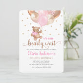 テディベア我々は心底を待つ女の子のベビー誕生日 招待状 (スタンド正面)