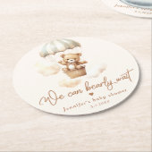 テディベア我々は赤ちゃんシャワーを心底待ちできる ラウンドペーパーコースター (アングル)