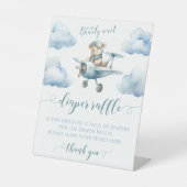 テディベア飛行機男の赤ちゃんシャワーおむつラッフル 台座サイン (正面)