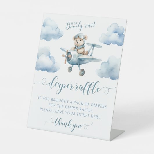 テディベア飛行機男の赤ちゃんシャワーおむつラッフル 台座サイン (正面)