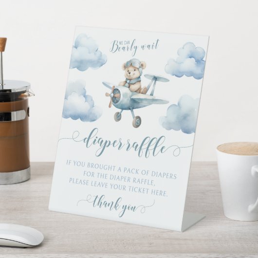 テディベア飛行機男の赤ちゃんシャワーおむつラッフル 台座サイン (インサイチュ)
