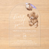 テディベア、紫色のバルーン、最初の誕生日 アクリル招待状 (正面)