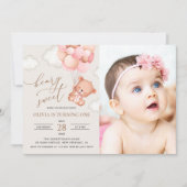 テディベア、紫色のバルーン、最初の誕生日 招待状 (正面)