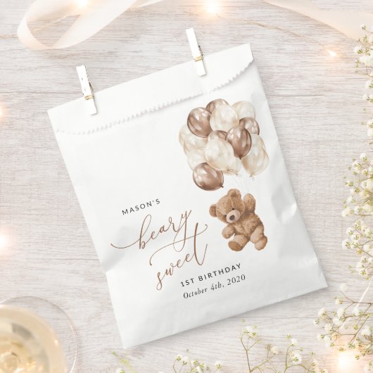 テディベア、茶色のバルーン、最初の誕生日 フェイバーバッグ (クリップ留めされた状態)