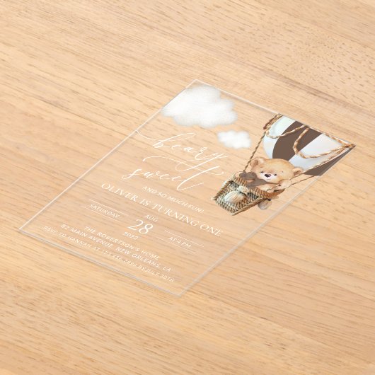 テディベア、茶色の熱気球、最初の誕生日 アクリル招待状 (レイダウン)