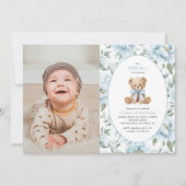 テディベア、青いリボン、青い花、1歳の誕生日 招待状 (正面)