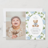 テディベア、青いリボン、青い花、1歳の誕生日 招待状 (正面)