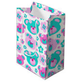 テディー・ベアおよび花は水の白のギフトバッグを飾ります ミディアムペーパーバッグ (正面アングル)