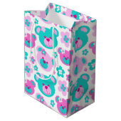 テディー・ベアおよび花は水の白のギフトバッグを飾ります ミディアムペーパーバッグ (裏面アングル)