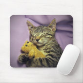 テディー・ベアと眠っているベビーのデイジーの子猫猫の子ネコ マウスパッド (マウス)