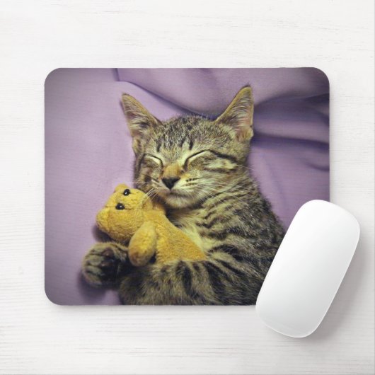 テディー・ベアと眠っているベビーのデイジーの子猫猫の子ネコ マウスパッド (マウス)