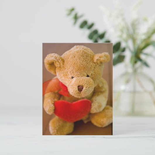 テディ詰まったベアがハートのはがきを持つ ポストカード (スタンド正面)