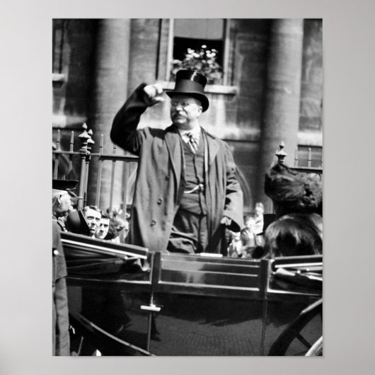 テディ・ルーズベルトは彼の帽子を群衆に向けて傾けた ポスター (正面)