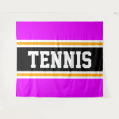 テニスおもしろいスポーティ明るいピンクブラックイエローストライプズ タペストリー (正面(横))