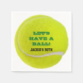 テニスお祝いがボールを持つ スタンダードカクテルナプキン (正面)