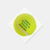 テニスお祝いがボールを持つ スタンダードカクテルナプキン (角)