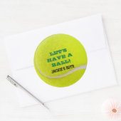 テニスお祝いがボールを持つ ラウンドシール (封筒)