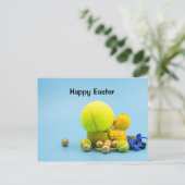 テニスのイースター休暇　鶏とボール付き ポストカード (スタンド正面)