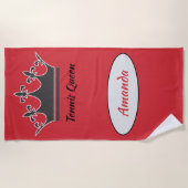 テニスのクイーンモダンは王冠で文字をパーソナライズ ビーチタオル (正面)