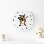 テニスのボールでかわいい大きな黒犬 ラージ壁時計 (ホーム)