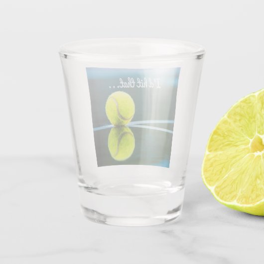 テニスのボール私がギフトを打っおもしろいた ショットグラス (裏面)
