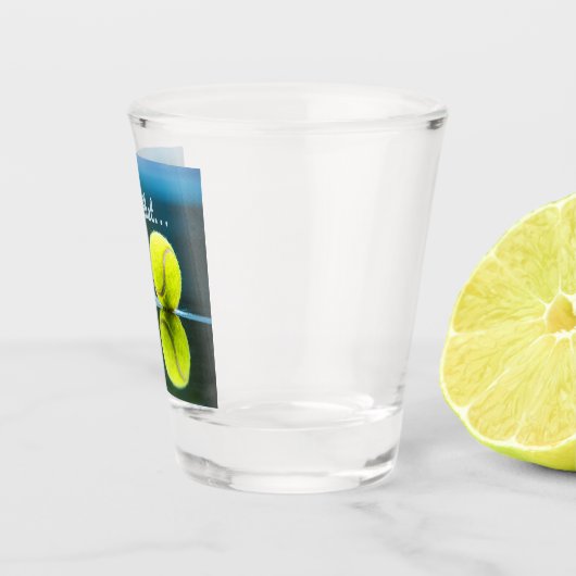 テニスのボール私がギフトを打っおもしろいた ショットグラス (右)