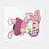 テニスのラビットとテニスラケット フリースブランケット (正面(横))