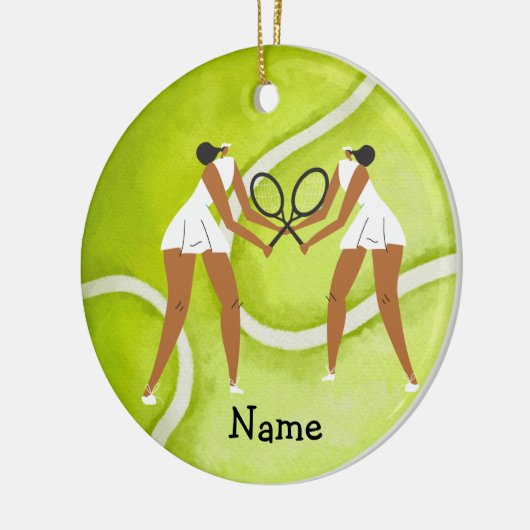 テニスの女性はクリスマスにテニスボールに乗っている セラミックオーナメント (左)