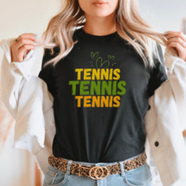 テニスの愛 - 太字の緑と黄色のハートビジュアル Tシャツ