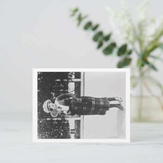 テニスの洋服写真に投稿する女性 ポストカード (スタンド正面)