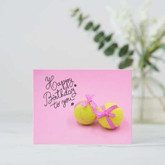 テニスの誕生日おめでとう ボールとラケット ピンク ポストカード (スタンド正面)
