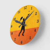 テニスの選手がスポーティーの試合を黄色いオレンジ色で提供クールする ラウンド壁時計 (傾斜)