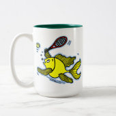 テニスの魚、テニスを遊んでいる魚 ツートーンマグカップ (左)