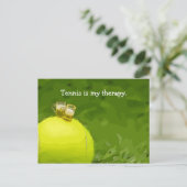 テニスは私のセラピーでテニスボールとビールがある ポストカード (スタンド正面)